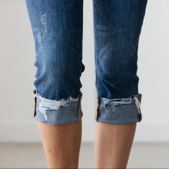 Judy Blue Frayed Hem Distressed Cropped Medium Wash Capris Whisker Jeans Denim - Picture 6 of 10